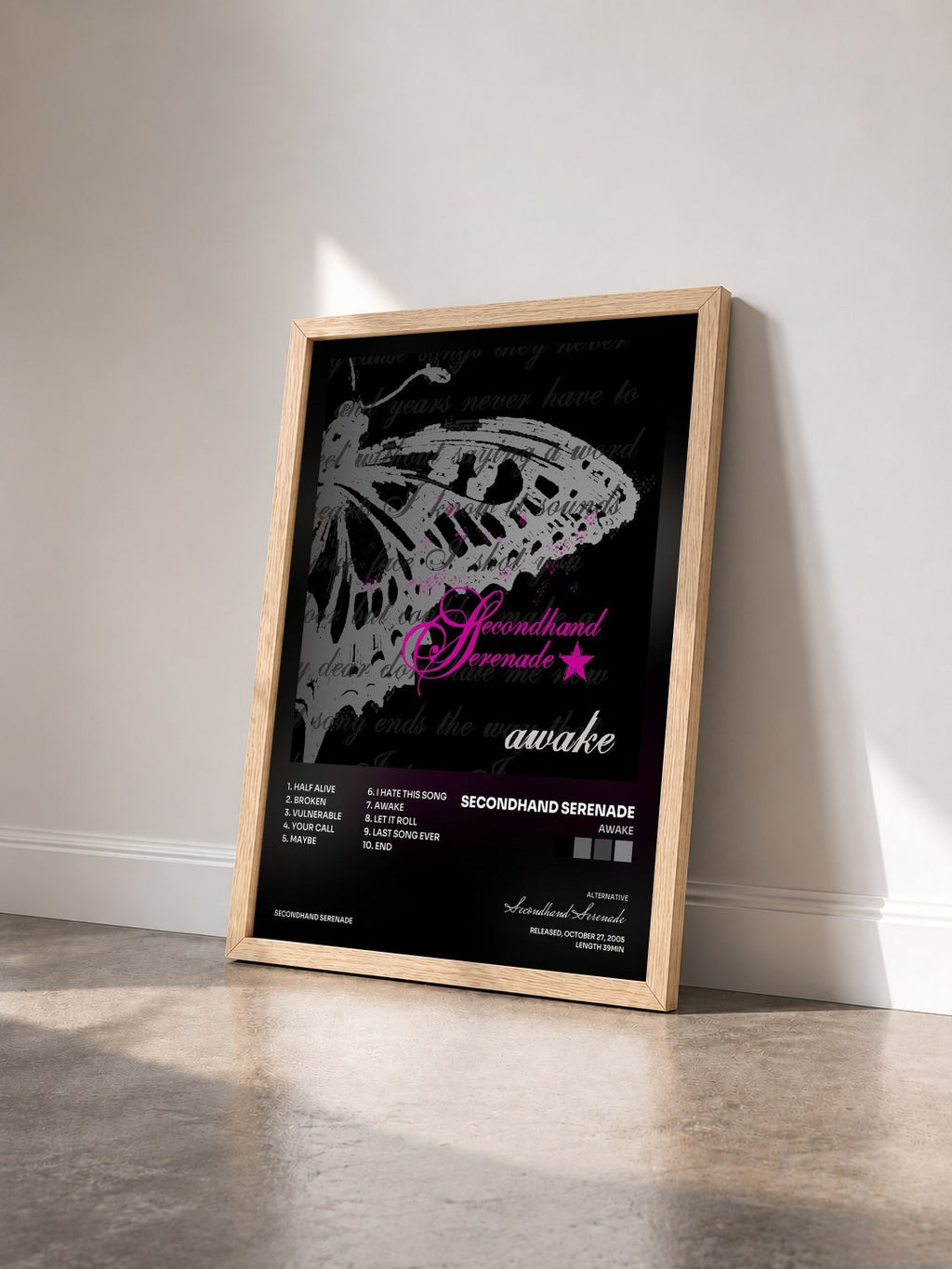 #bois Tableau de l'album Awake de Secondhand Serenade vu de trois quarts, cadre en bois brut