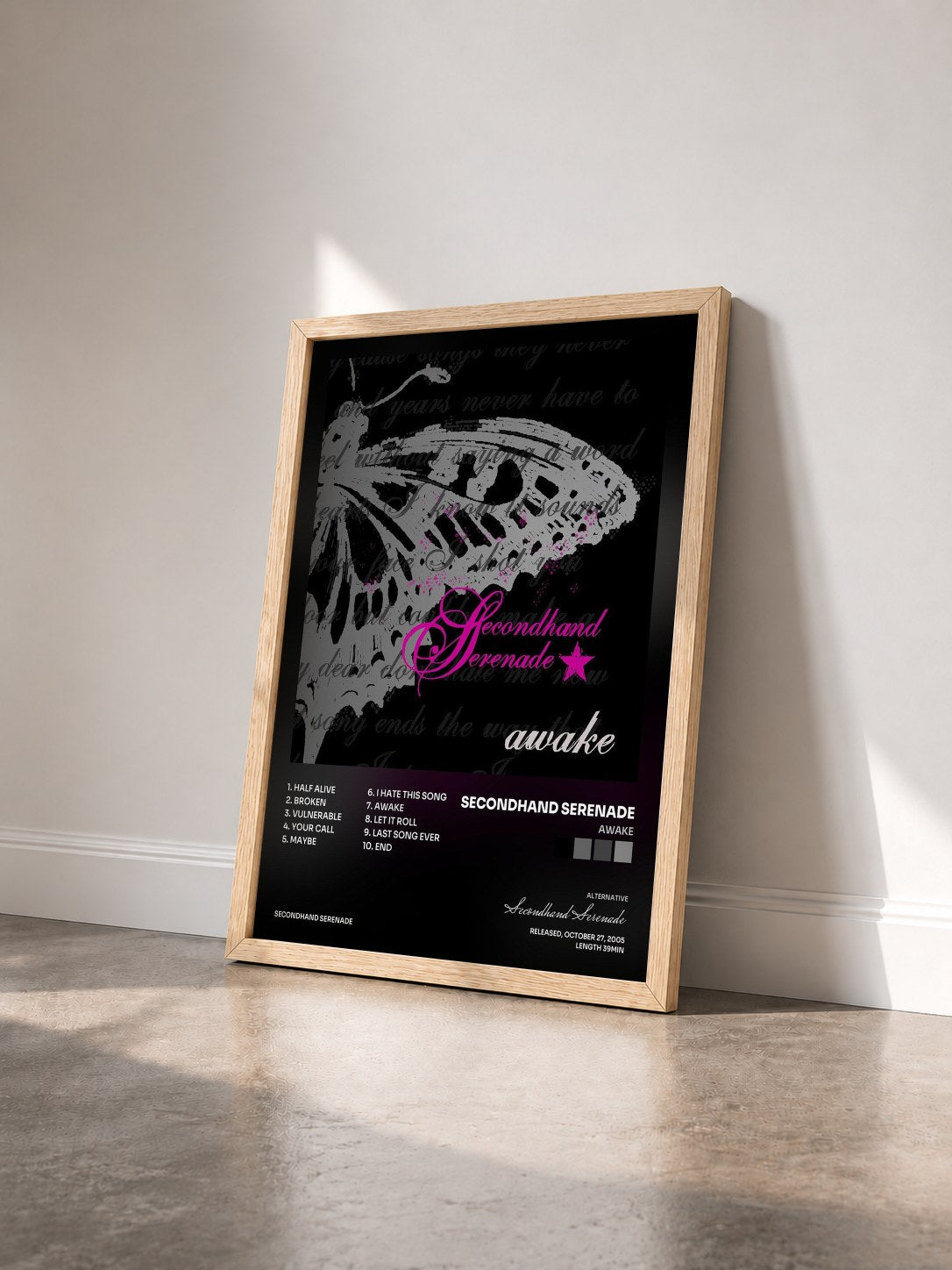 #bois Tableau de l'album Awake de Secondhand Serenade vu de trois quarts, cadre en bois brut