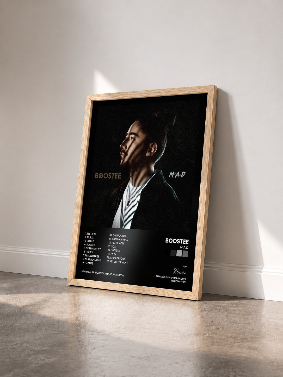 #bois Tableau de l'album M.A.D de Boostee vu de trois quarts, cadre en bois brut