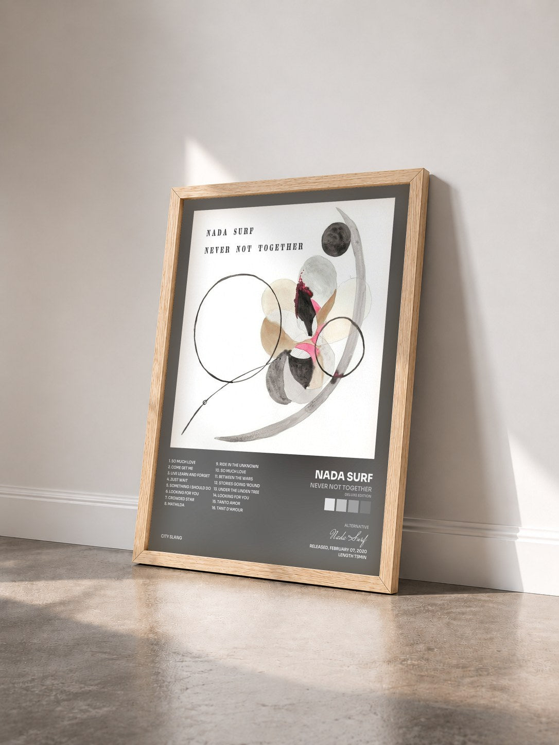 #bois Tableau de l'album Never Not Together (Deluxe Edition) de Nada Surf vu de trois quarts, cadre en bois brut