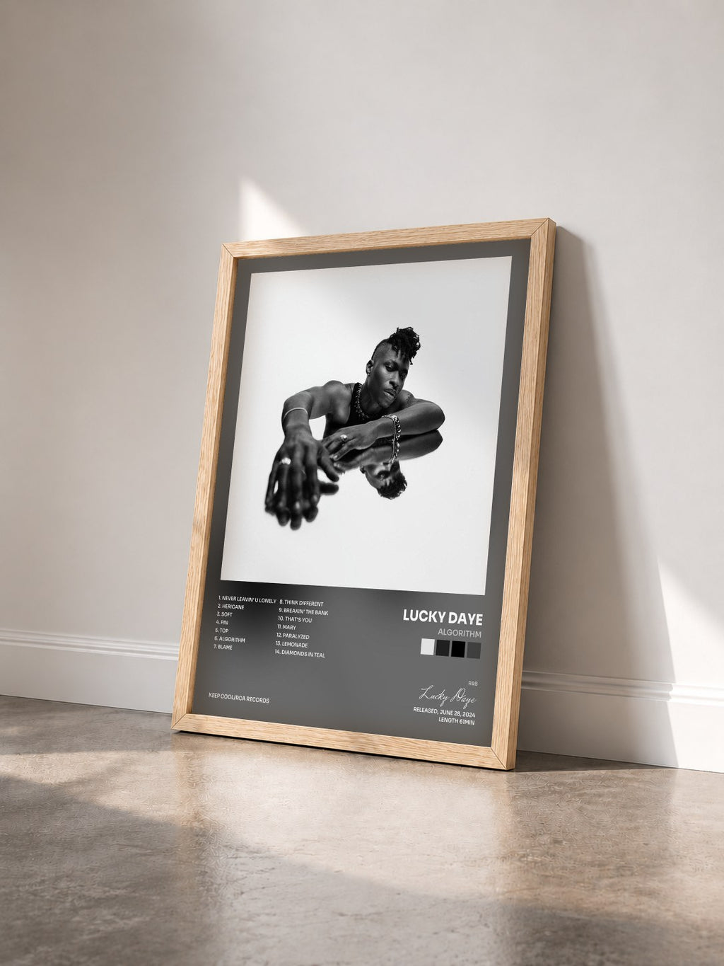 #bois Tableau de l'album Algorithm de Lucky Daye vu de trois quarts, cadre en bois brut