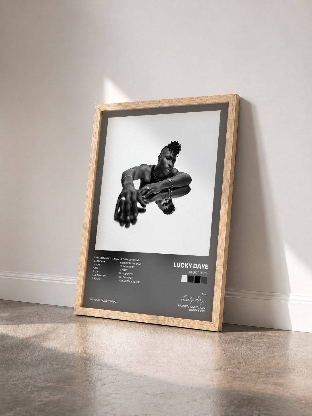 #bois Tableau de l'album Algorithm de Lucky Daye vu de trois quarts, cadre en bois brut