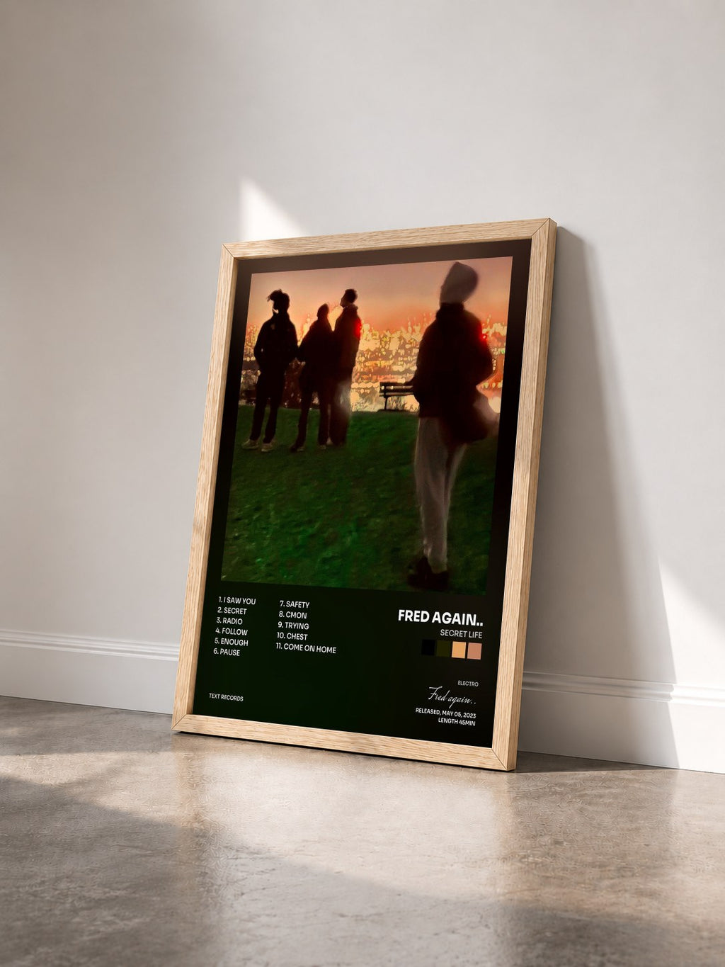 #bois Tableau de l'album Secret Life de Fred again.. vu de trois quarts, cadre en bois brut