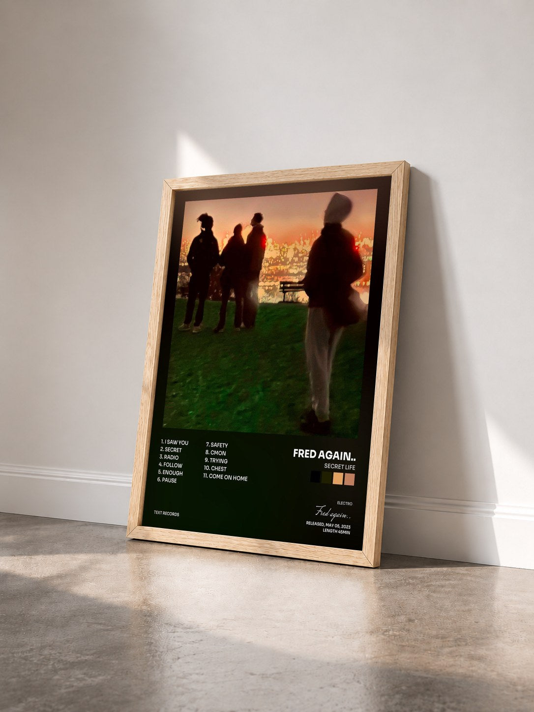 #bois Tableau de l'album Secret Life de Fred again.. vu de trois quarts, cadre en bois brut