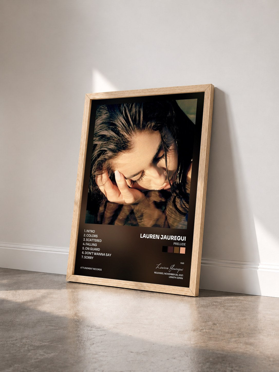 #bois Tableau de l'album PRELUDE de Lauren Jauregui vu de trois quarts, cadre en bois brut