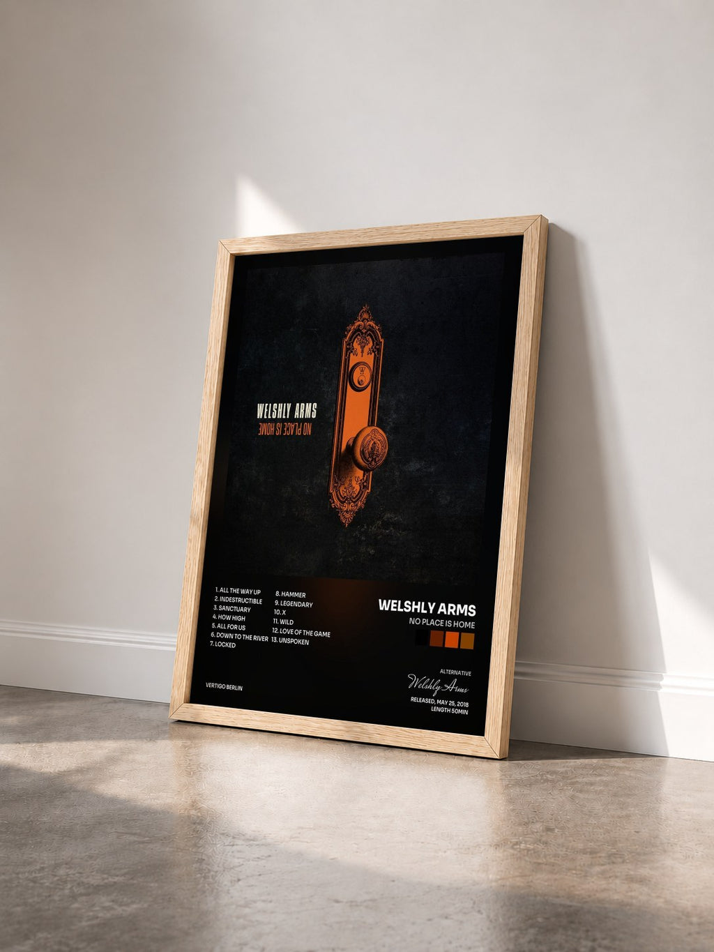 #bois Tableau de l'album No Place Is Home de Welshly Arms vu de trois quarts, cadre en bois brut