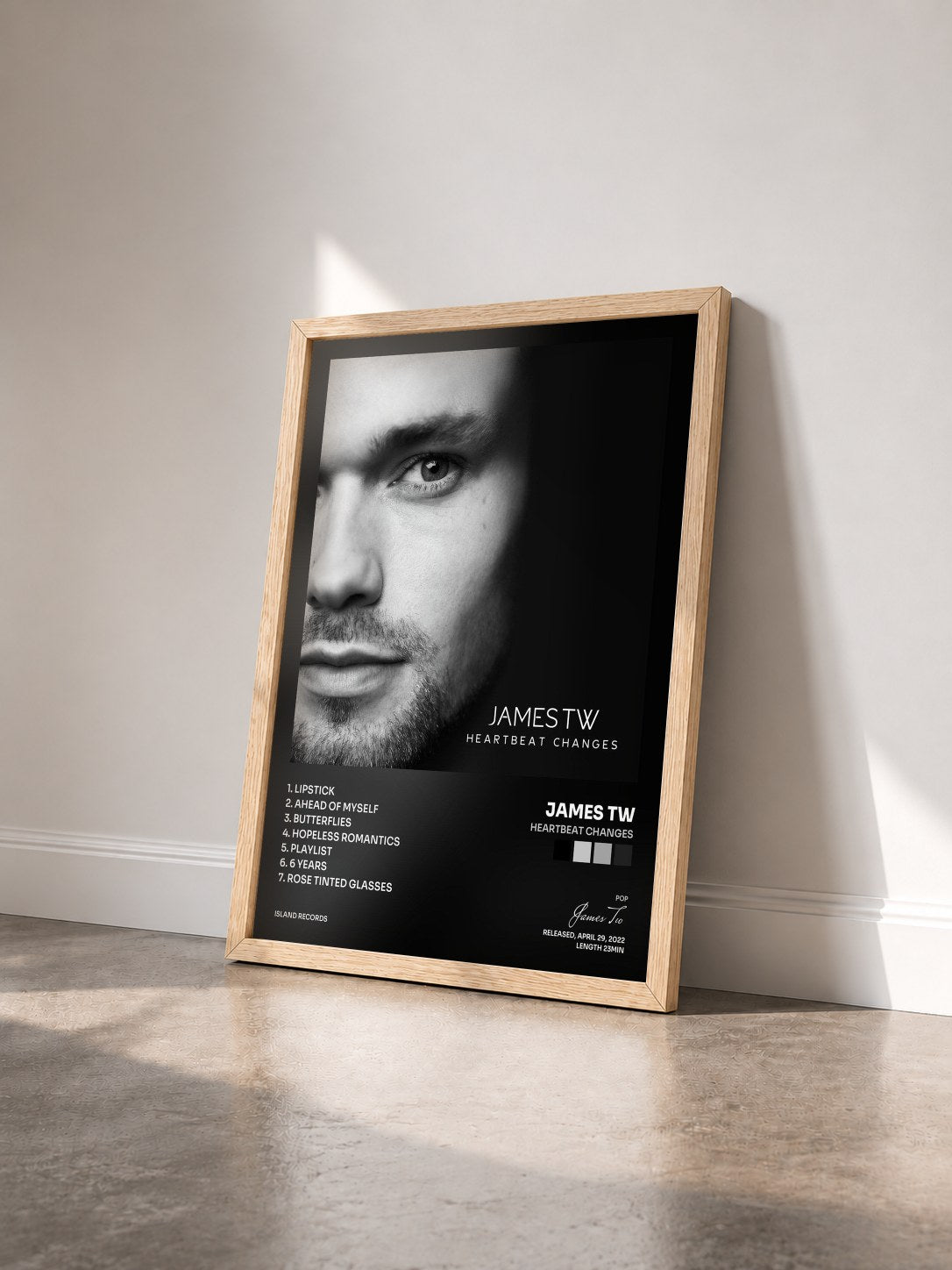 #bois Tableau de l'album Heartbeat Changes de James Tw vu de trois quarts, cadre en bois brut