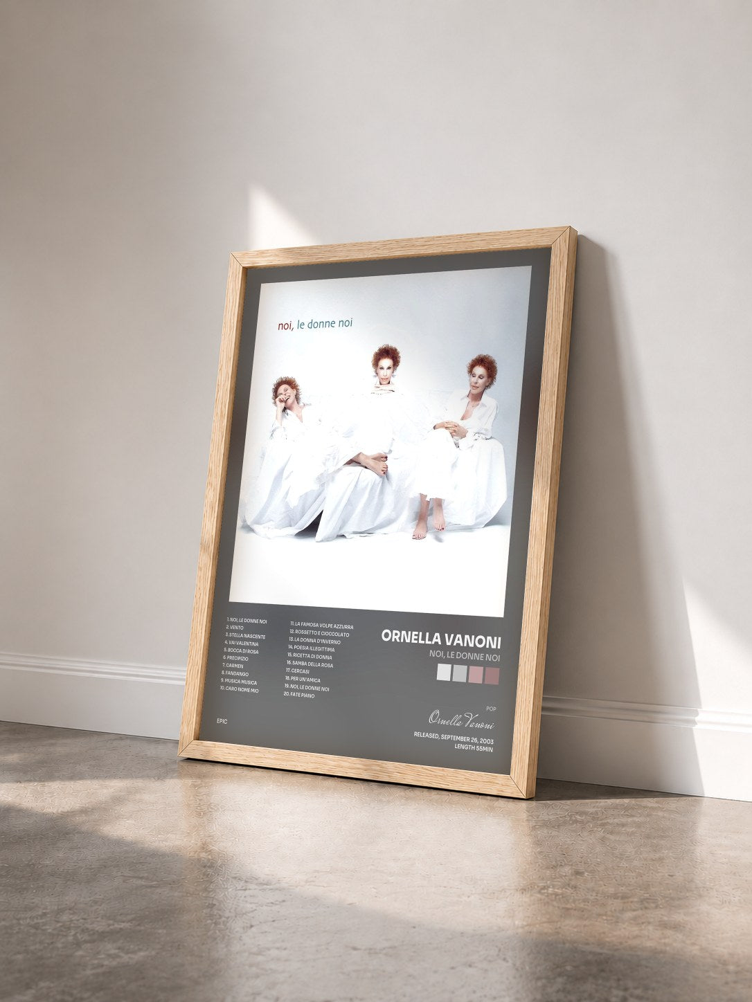 #bois Tableau de l'album Noi, Le Donne Noi de Ornella Vanoni vu de trois quarts, cadre en bois brut