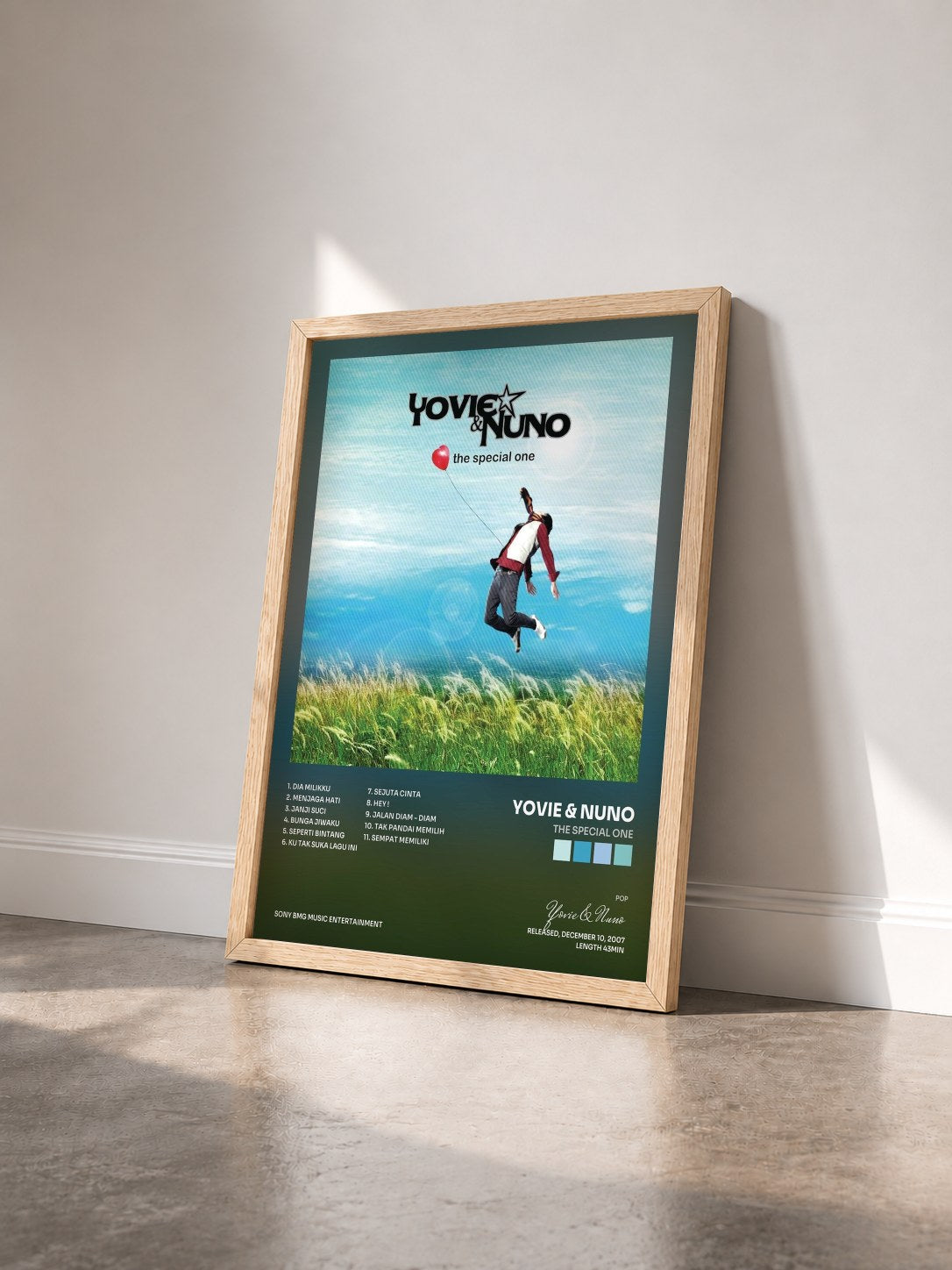 #bois Tableau de l'album The Special One de Yovie & Nuno vu de trois quarts, cadre en bois brut