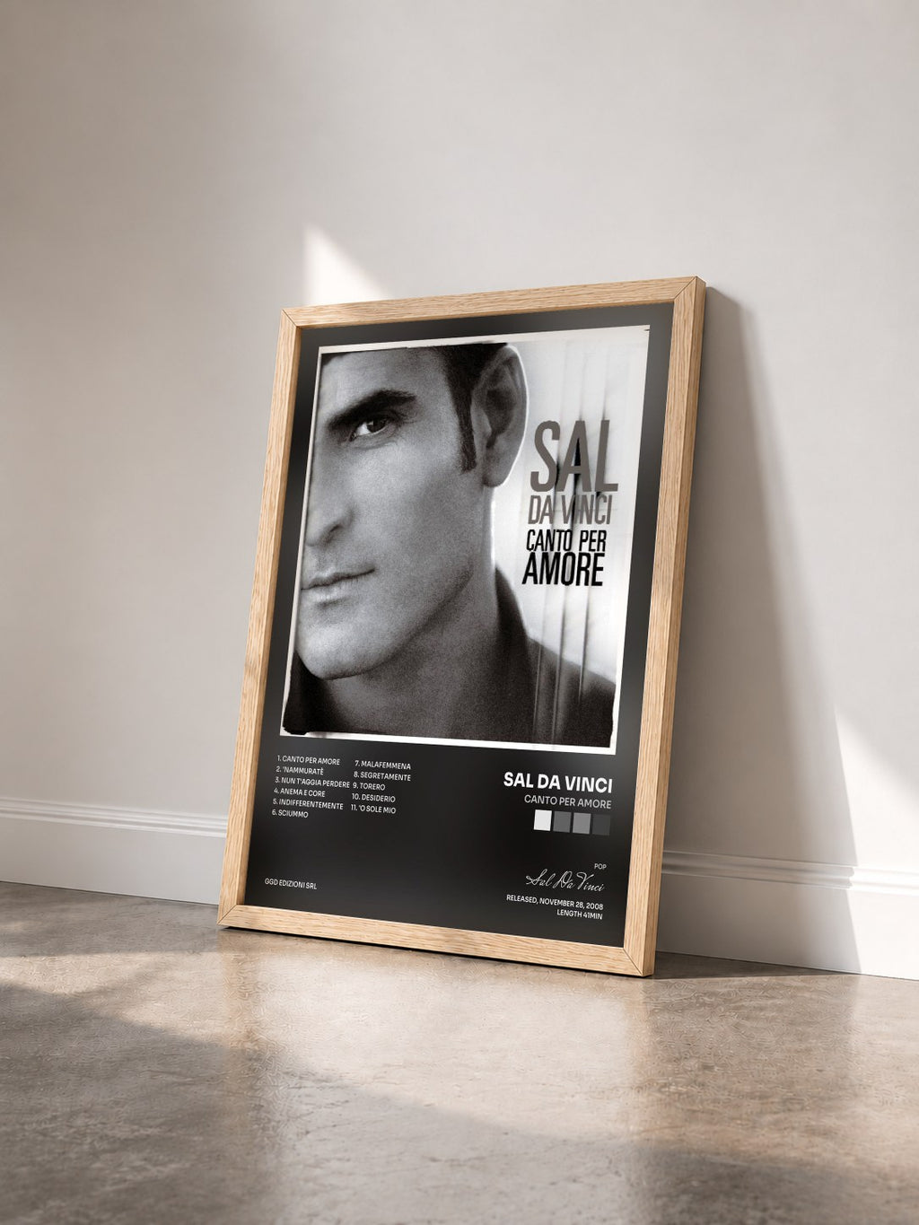 #bois Tableau de l'album Canto Per Amore de Sal Da Vinci vu de trois quarts, cadre en bois brut