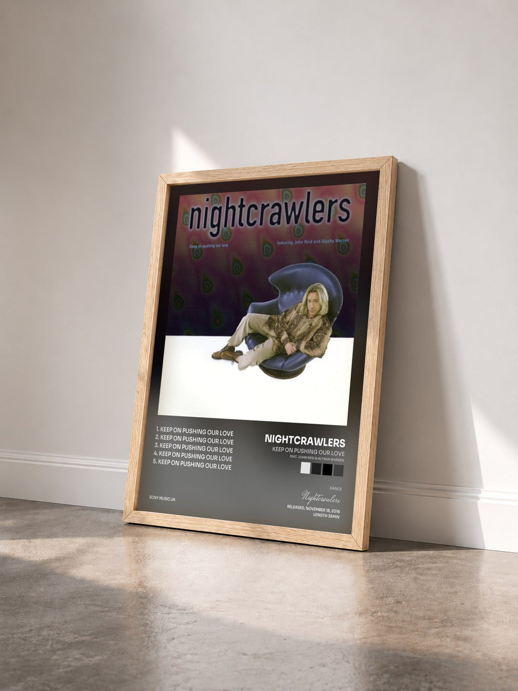 #bois Tableau de l'album Keep on Pushing Our Love (feat. John Reid & Alysha Warren) de Nightcrawlers vu de trois quarts, cadre en bois brut