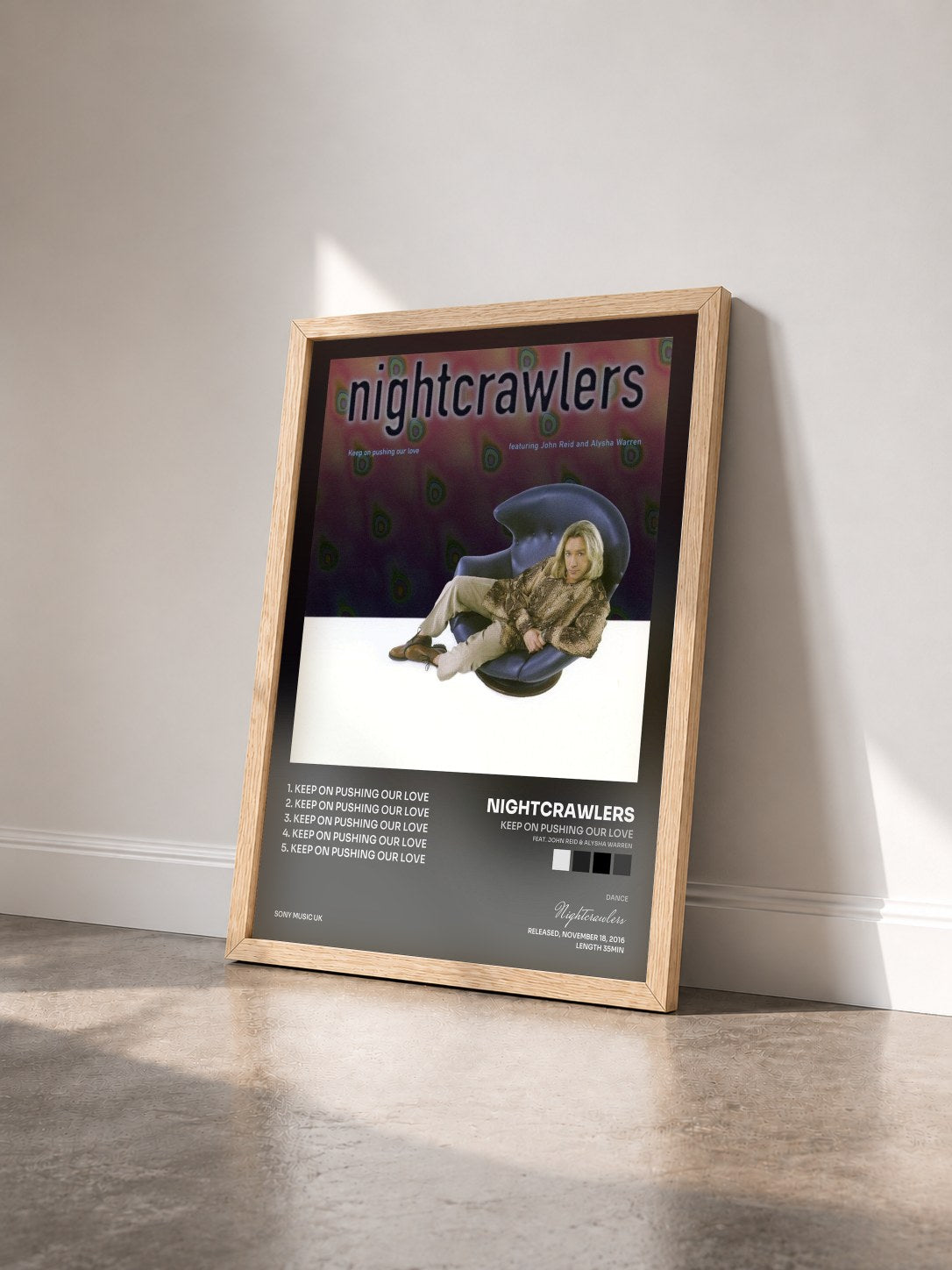 #bois Tableau de l'album Keep on Pushing Our Love (feat. John Reid & Alysha Warren) de Nightcrawlers vu de trois quarts, cadre en bois brut