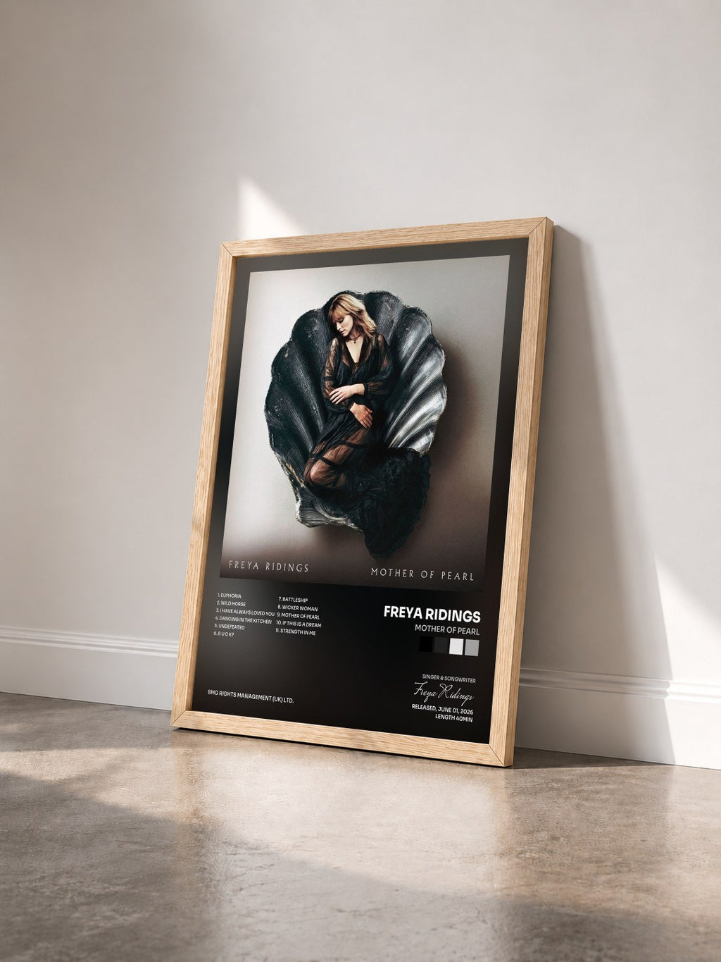 #bois Tableau de l'album Mother Of Pearl de Freya Ridings vu de trois quarts, cadre en bois brut