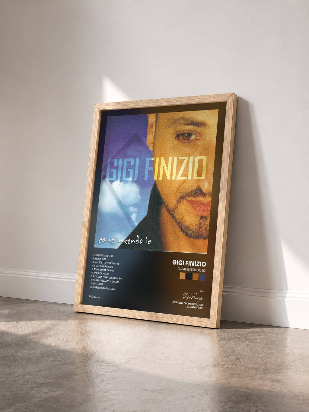 #bois Tableau de l'album Come intendo io de Gigi Finizio vu de trois quarts, cadre en bois brut