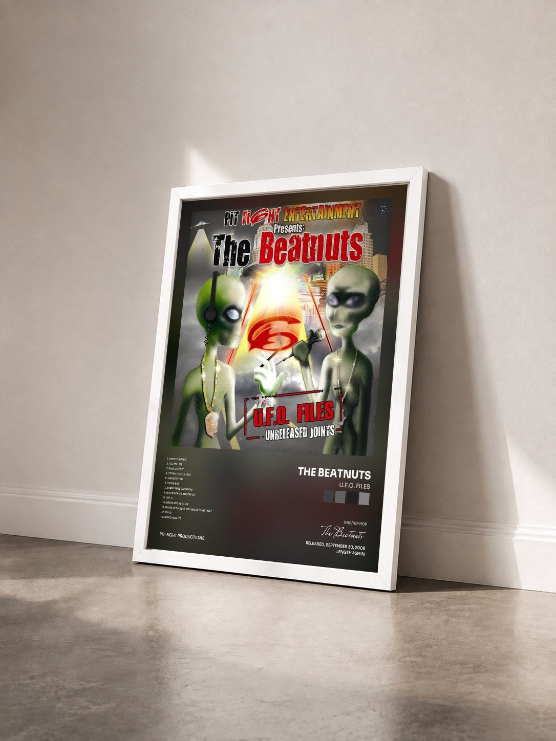 #blanc Tableau de l'album U.F.O. Files de The Beatnuts vu de trois quarts, cadre blanc
