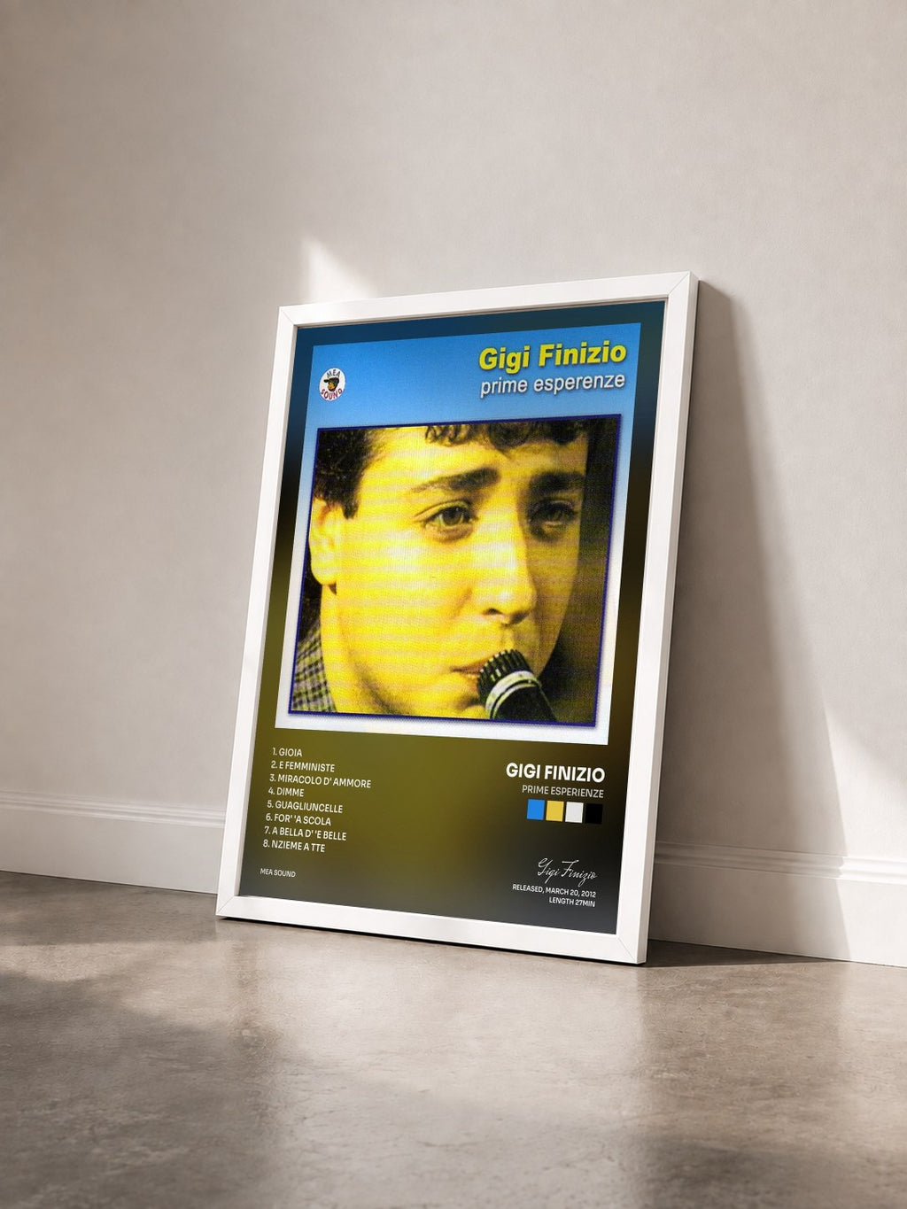 #blanc Tableau de l'album Prime esperienze de Gigi Finizio vu de trois quarts, cadre blanc
