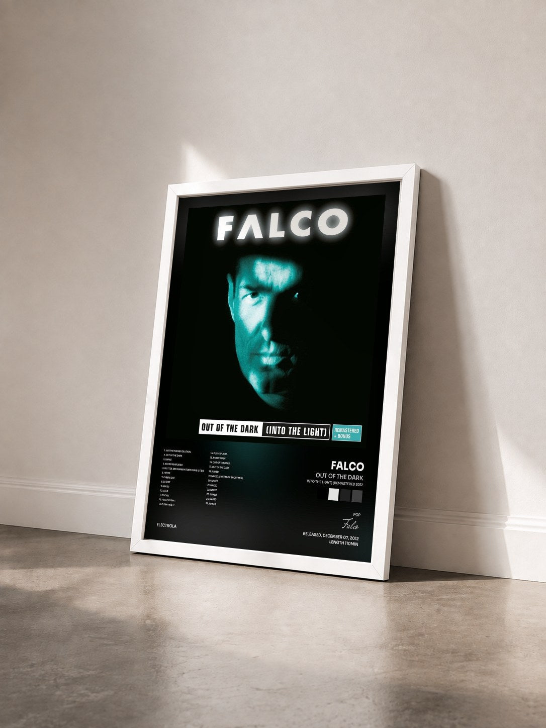 #blanc Tableau de l'album Out Of The Dark (Into The Light) (Remastered 2012) de Falco vu de trois quarts, cadre blanc