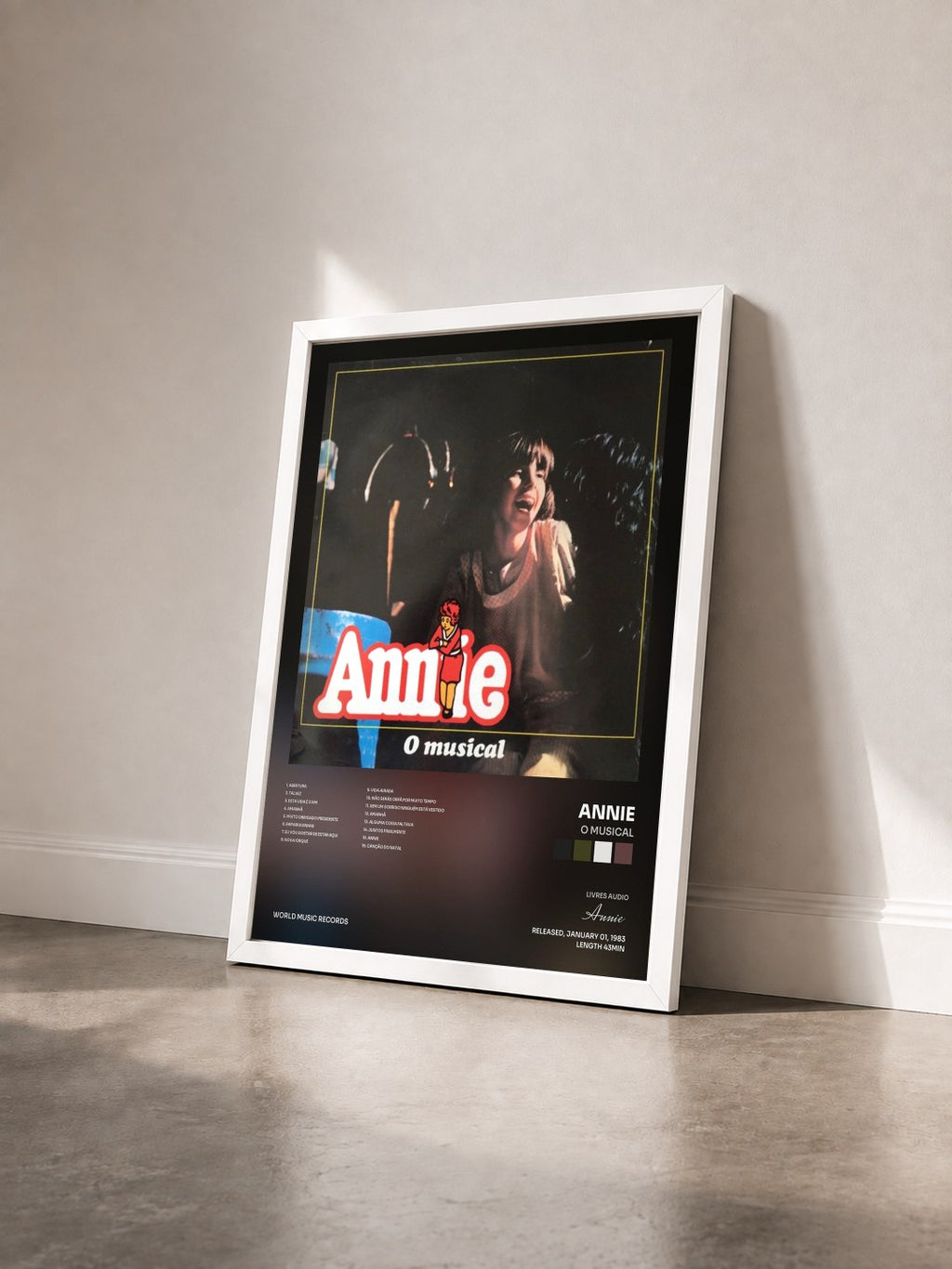#blanc Tableau de l'album O Musical de Annie vu de trois quarts, cadre blanc