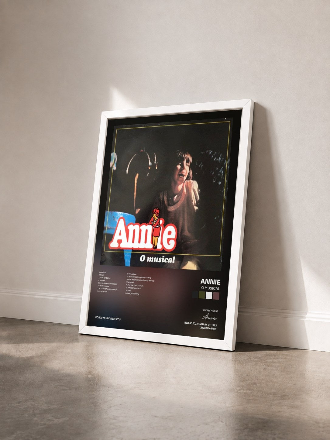 #blanc Tableau de l'album O Musical de Annie vu de trois quarts, cadre blanc