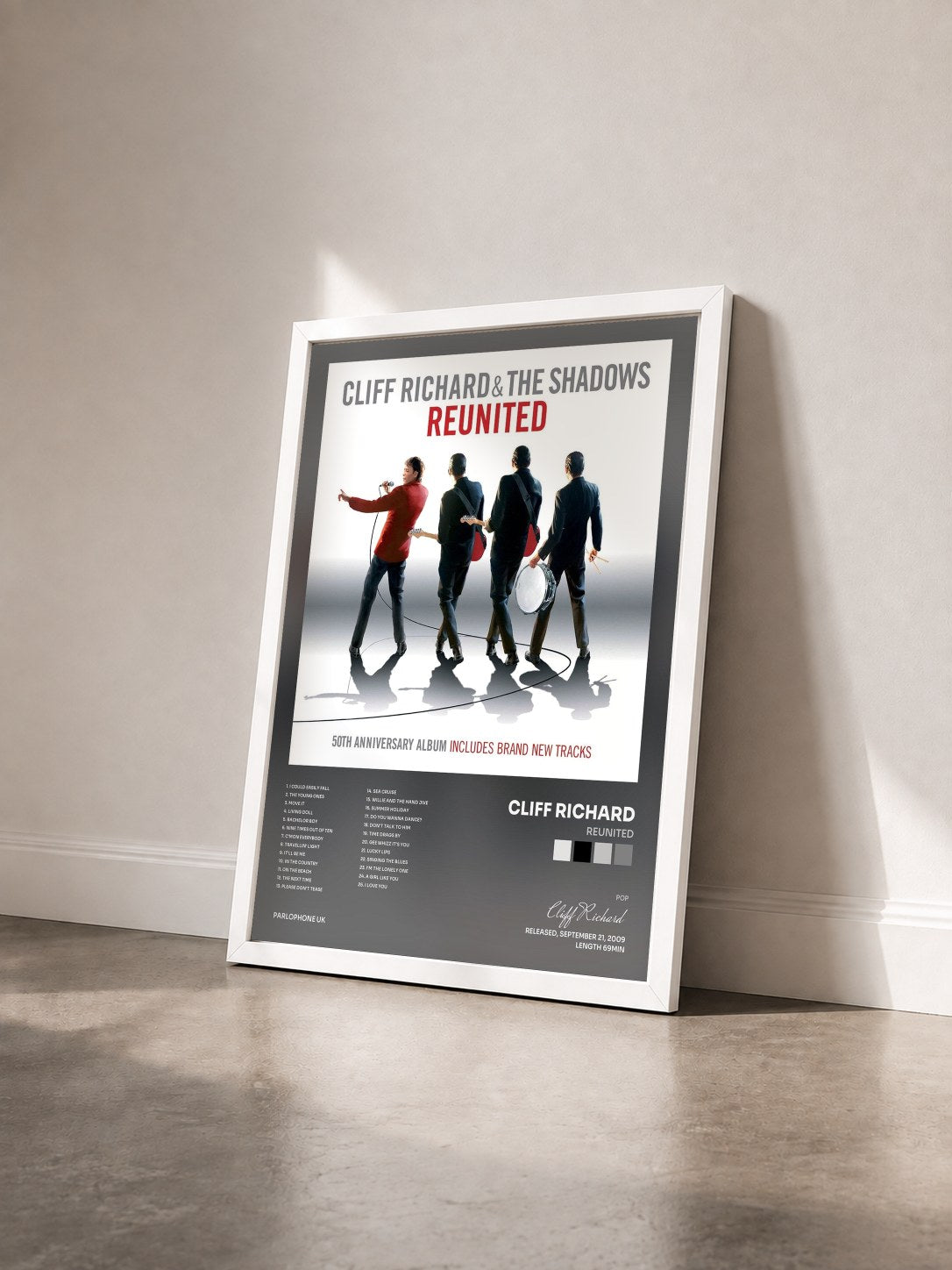 #blanc Tableau de l'album Reunited de Cliff Richard vu de trois quarts, cadre blanc