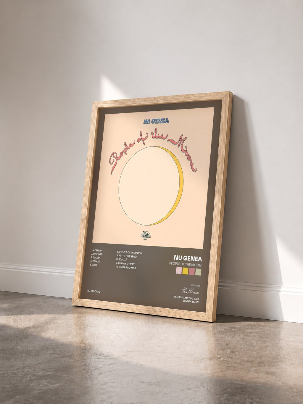 #bois Tableau de l'album People of the Moon de Nu Genea vu de trois quarts, cadre en bois brut