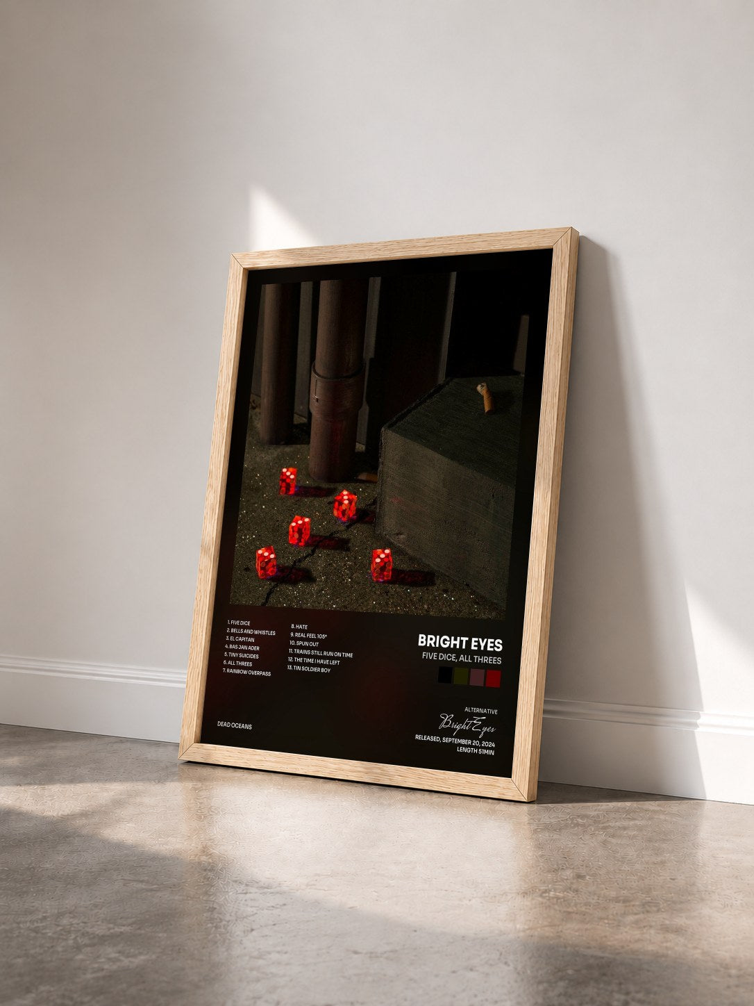 #bois Tableau de l'album Five Dice, All Threes de Bright Eyes vu de trois quarts, cadre en bois brut