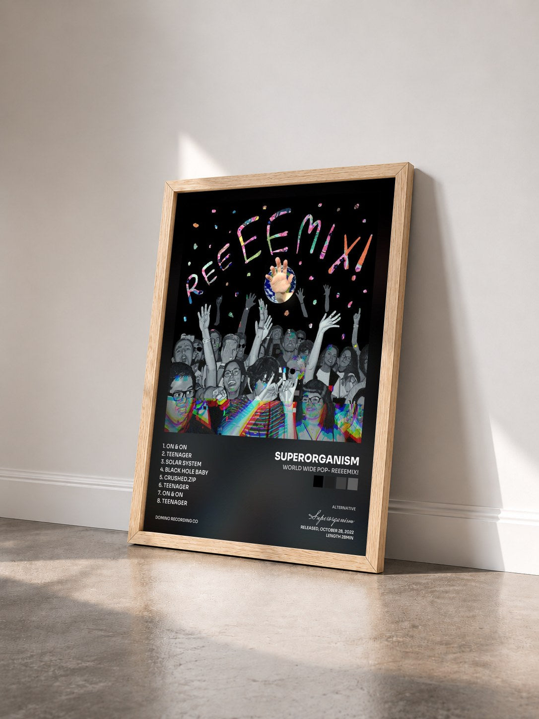 #bois Tableau de l'album World Wide Pop- Reeeemix! de Superorganism vu de trois quarts, cadre en bois brut