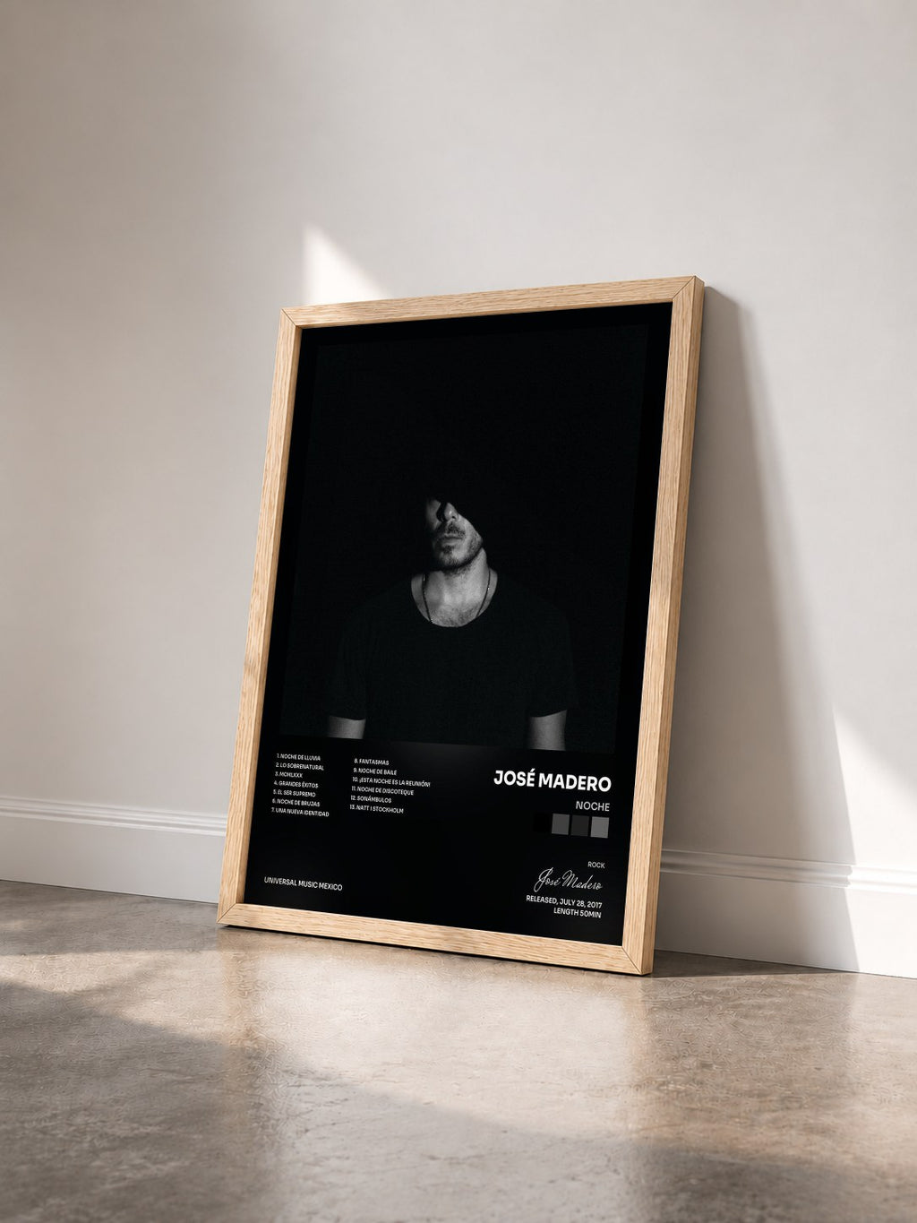 #bois Tableau de l'album Noche de José Madero vu de trois quarts, cadre en bois brut