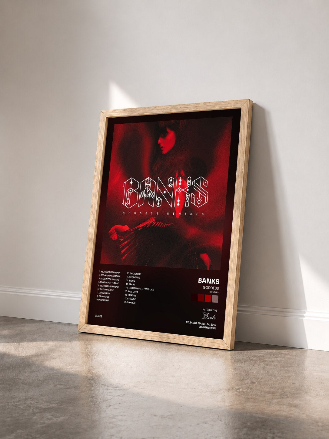 #bois Tableau de l'album Goddess (Remixes) de Banks vu de trois quarts, cadre en bois brut