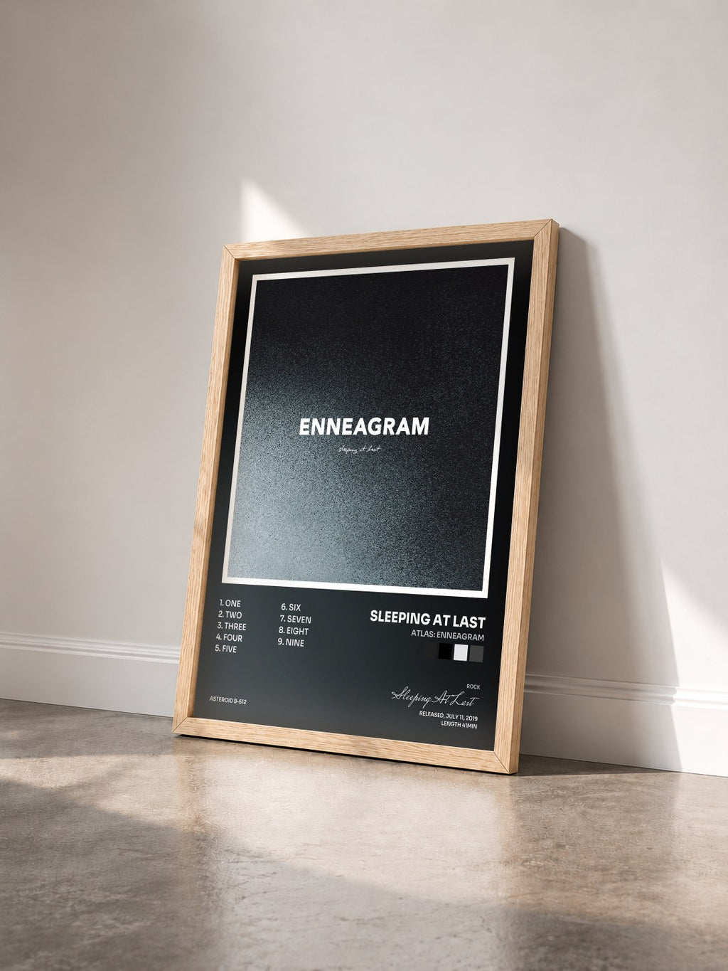 #bois Tableau de l'album Atlas: Enneagram de Sleeping At Last vu de trois quarts, cadre en bois brut