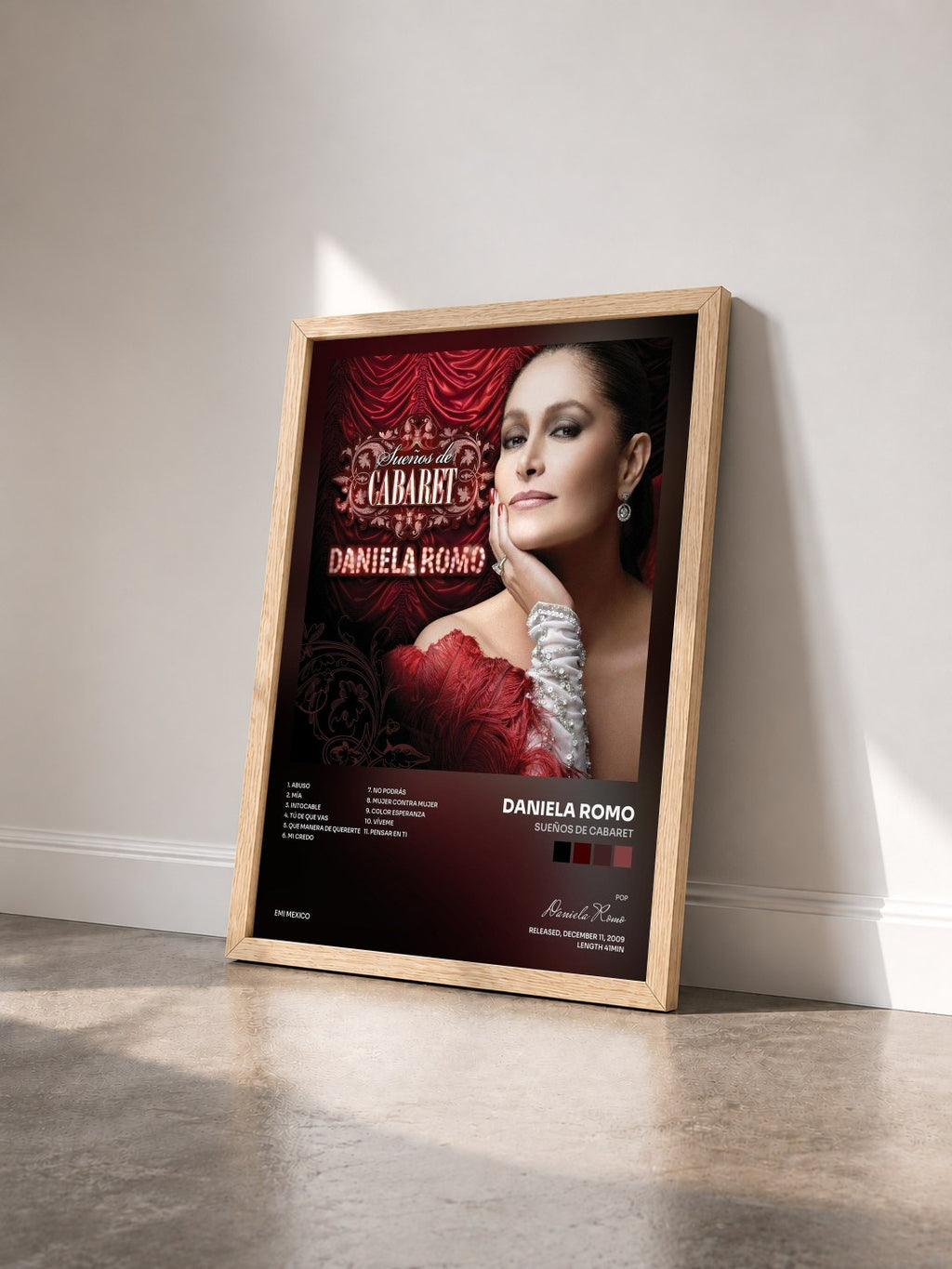 #bois Tableau de l'album Sueños De Cabaret de Daniela Romo vu de trois quarts, cadre en bois brut