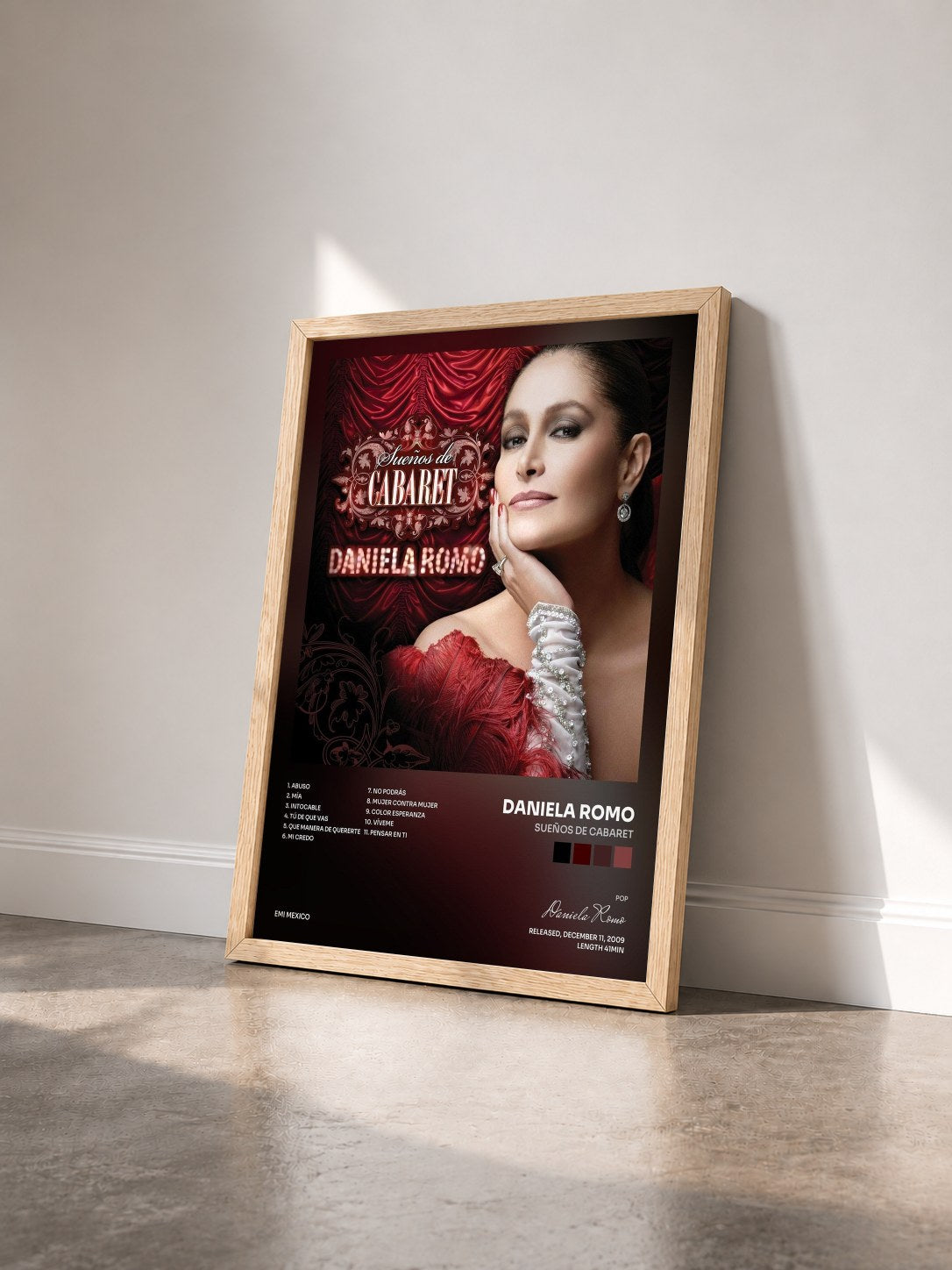 #bois Tableau de l'album Sueños De Cabaret de Daniela Romo vu de trois quarts, cadre en bois brut