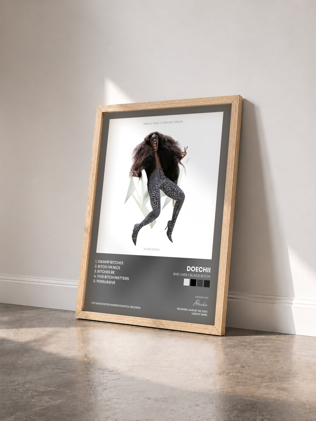 #bois Tableau de l'album she / her / black bitch de Doechii vu de trois quarts, cadre en bois brut