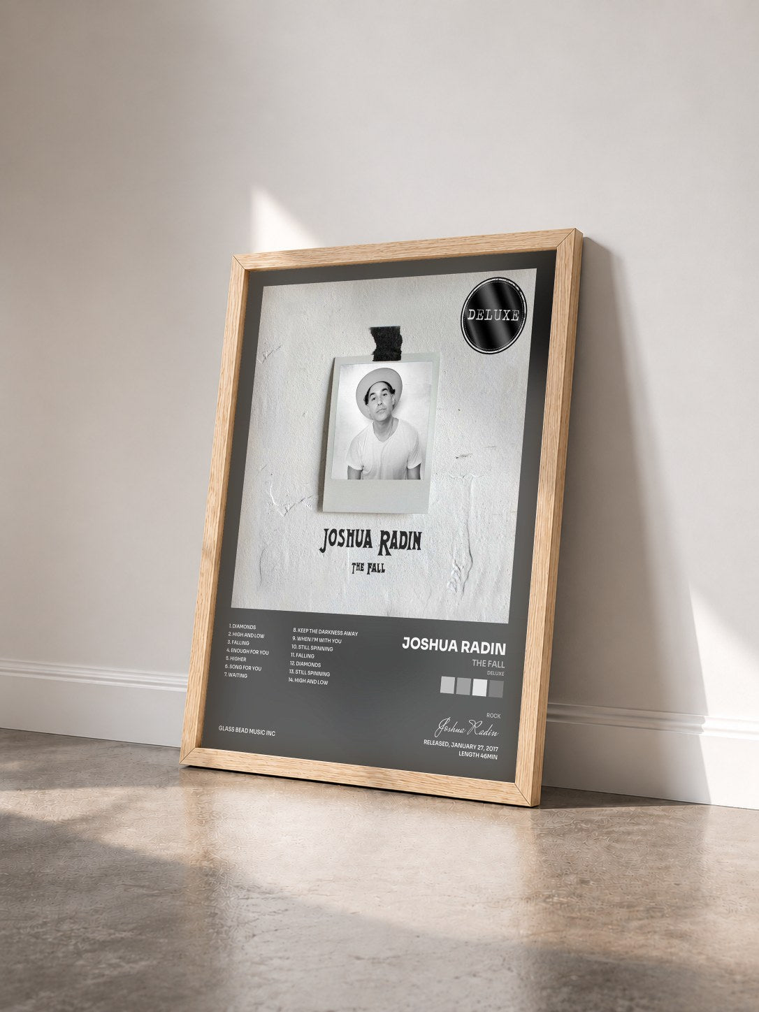 #bois Tableau de l'album The Fall (Deluxe) de Joshua Radin vu de trois quarts, cadre en bois brut