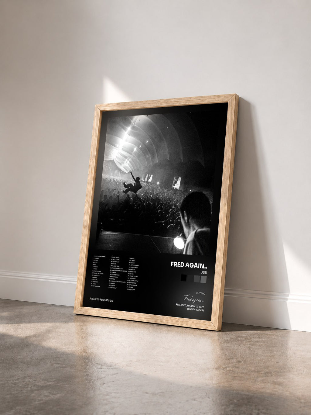 #bois Tableau de l'album USB de Fred again.. vu de trois quarts, cadre en bois brut