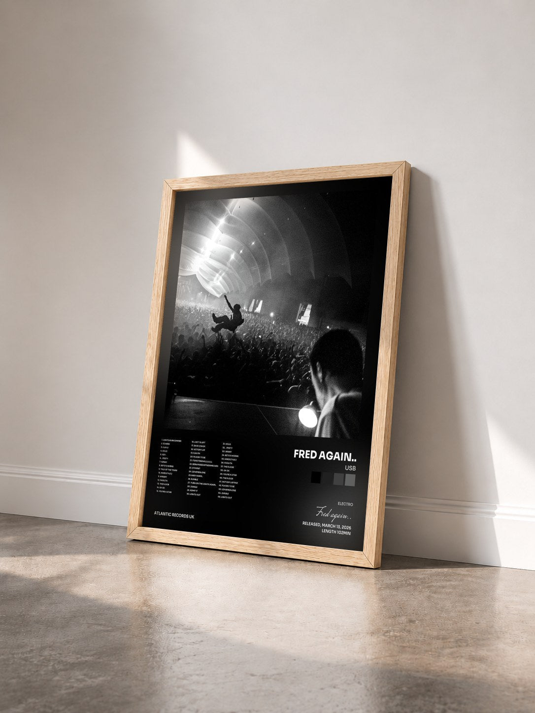 #bois Tableau de l'album USB de Fred again.. vu de trois quarts, cadre en bois brut