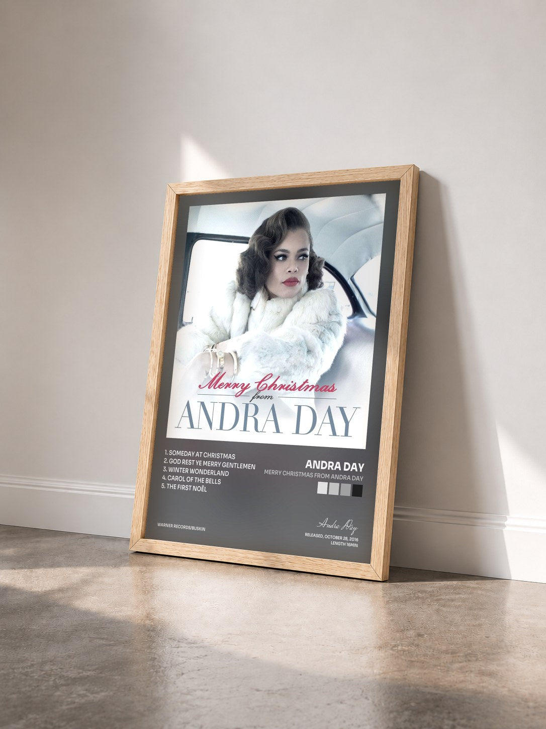 #bois Tableau de l'album Merry Christmas from Andra Day de Andra Day vu de trois quarts, cadre en bois brut