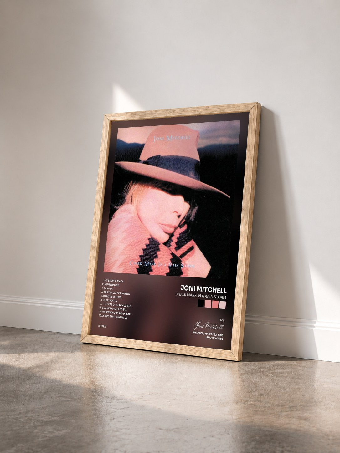 #bois Tableau de l'album Chalk Mark In A Rain Storm de Joni Mitchell vu de trois quarts, cadre en bois brut