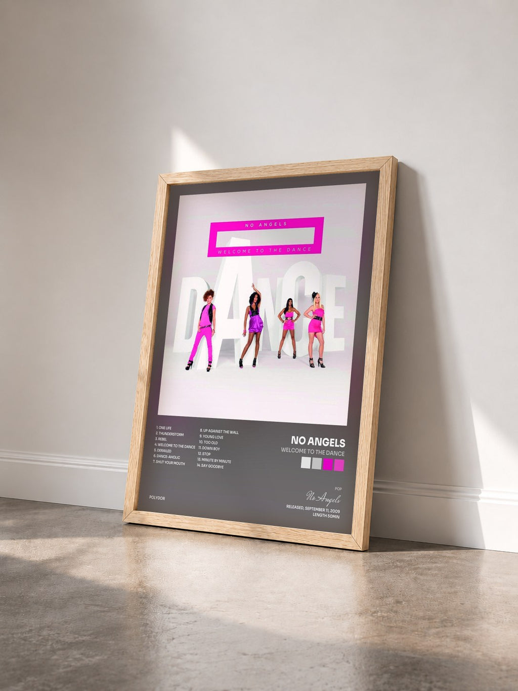 #bois Tableau de l'album Welcome To The Dance de No Angels vu de trois quarts, cadre en bois brut