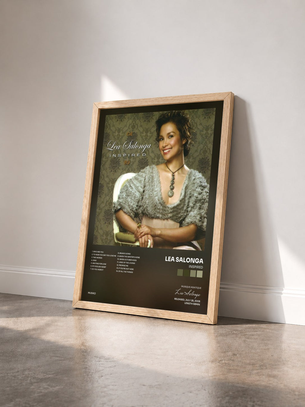 #bois Tableau de l'album Inspired de Lea Salonga vu de trois quarts, cadre en bois brut