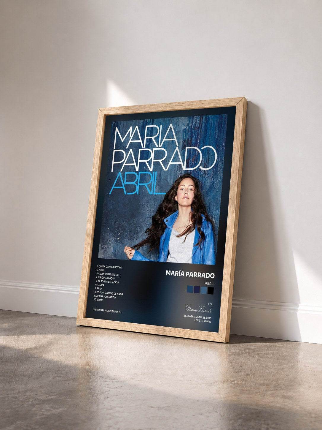 #bois Tableau de l'album Abril de María Parrado vu de trois quarts, cadre en bois brut