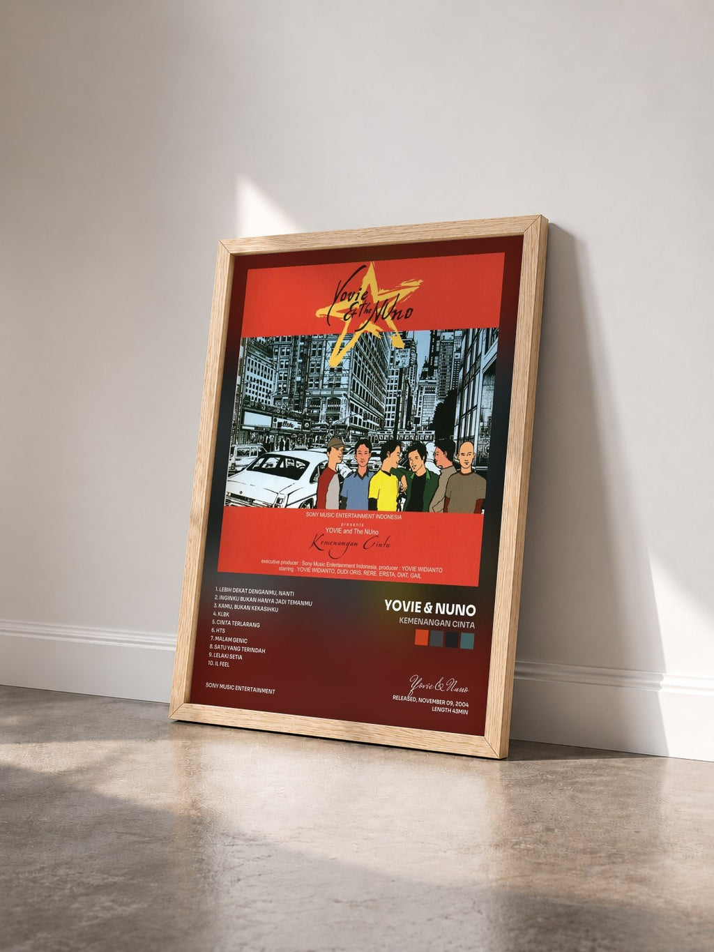 #bois Tableau de l'album Kemenangan Cinta de Yovie & Nuno vu de trois quarts, cadre en bois brut