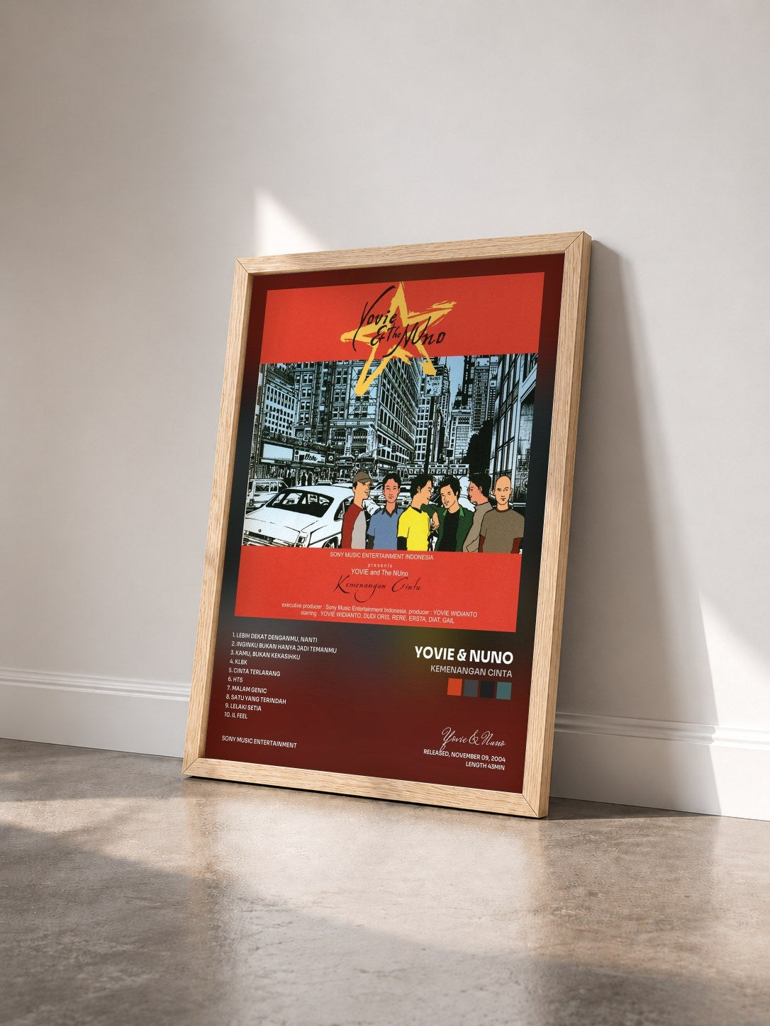 #bois Tableau de l'album Kemenangan Cinta de Yovie & Nuno vu de trois quarts, cadre en bois brut