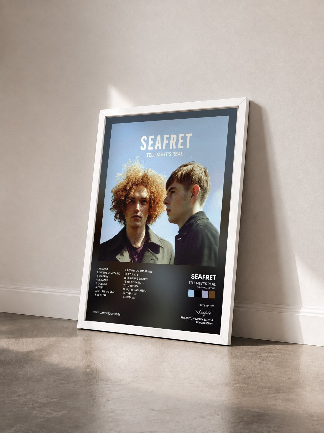 #blanc Tableau de l'album Tell Me It's Real (Expanded Edition) de Seafret vu de trois quarts, cadre blanc