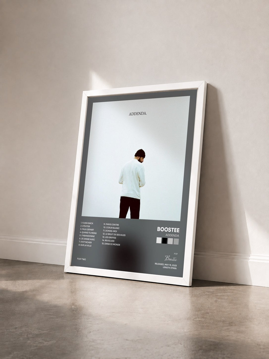 #blanc Tableau de l'album Addenda de Boostee vu de trois quarts, cadre blanc