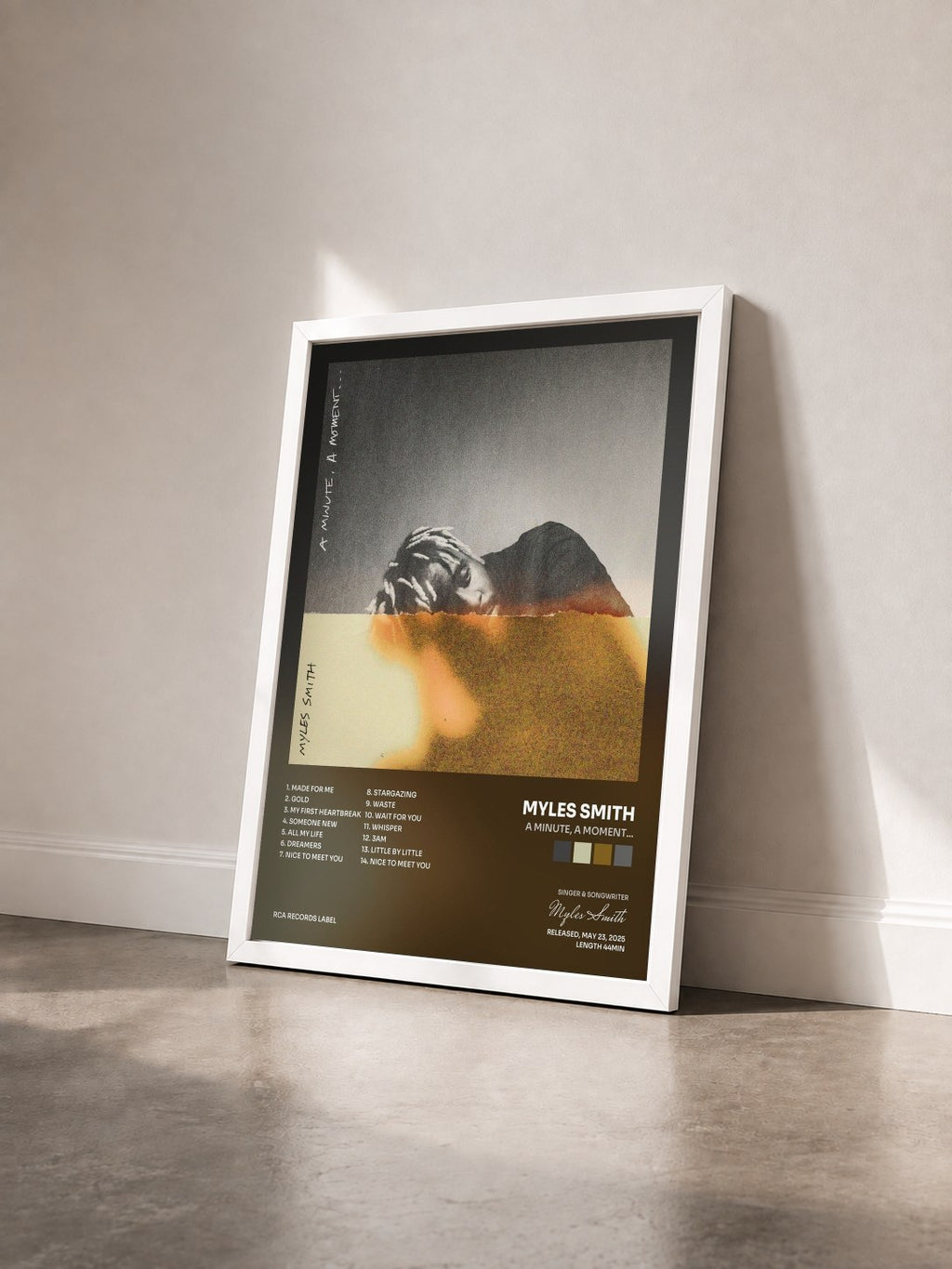 #blanc Tableau de l'album A Minute, A Moment... de Myles Smith vu de trois quarts, cadre blanc
