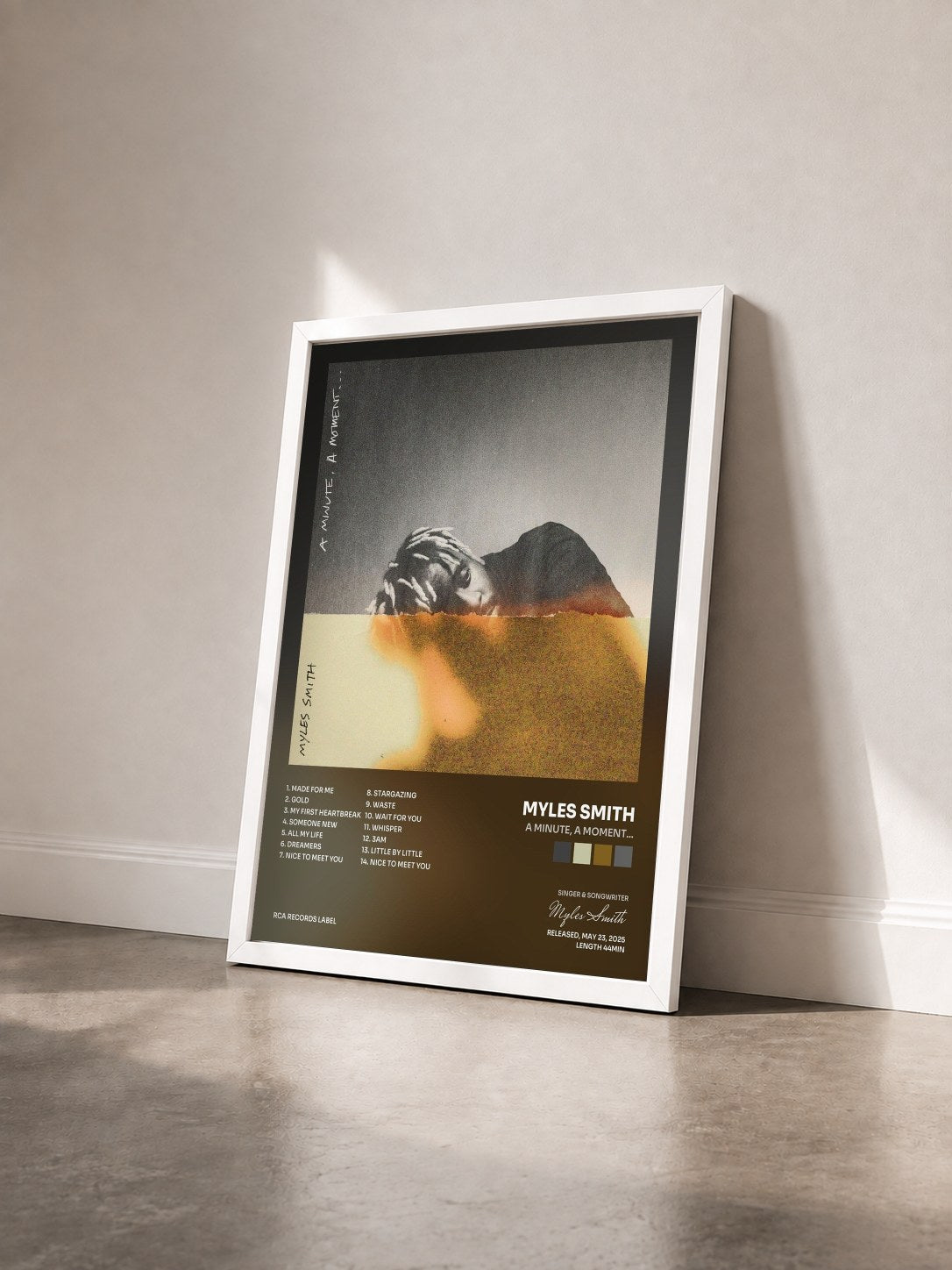 #blanc Tableau de l'album A Minute, A Moment... de Myles Smith vu de trois quarts, cadre blanc