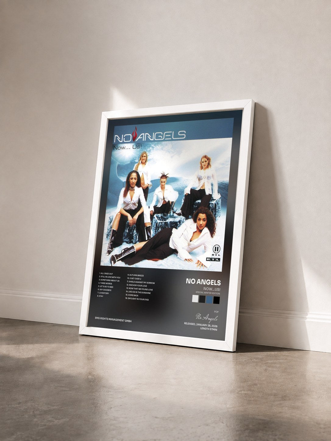 #blanc Tableau de l'album Now...US! (Special Winter Edition) de No Angels vu de trois quarts, cadre blanc