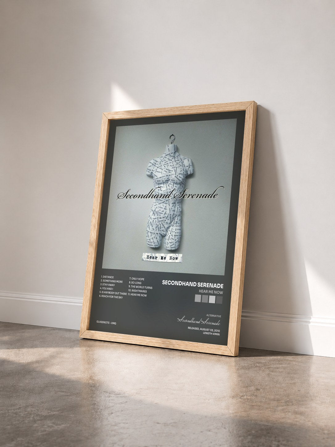 #bois Tableau de l'album Hear Me Now de Secondhand Serenade vu de trois quarts, cadre en bois brut