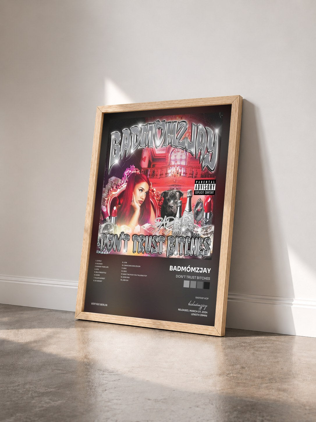 #bois Tableau de l'album Don't Trust Bitches de badmómzjay vu de trois quarts, cadre en bois brut
